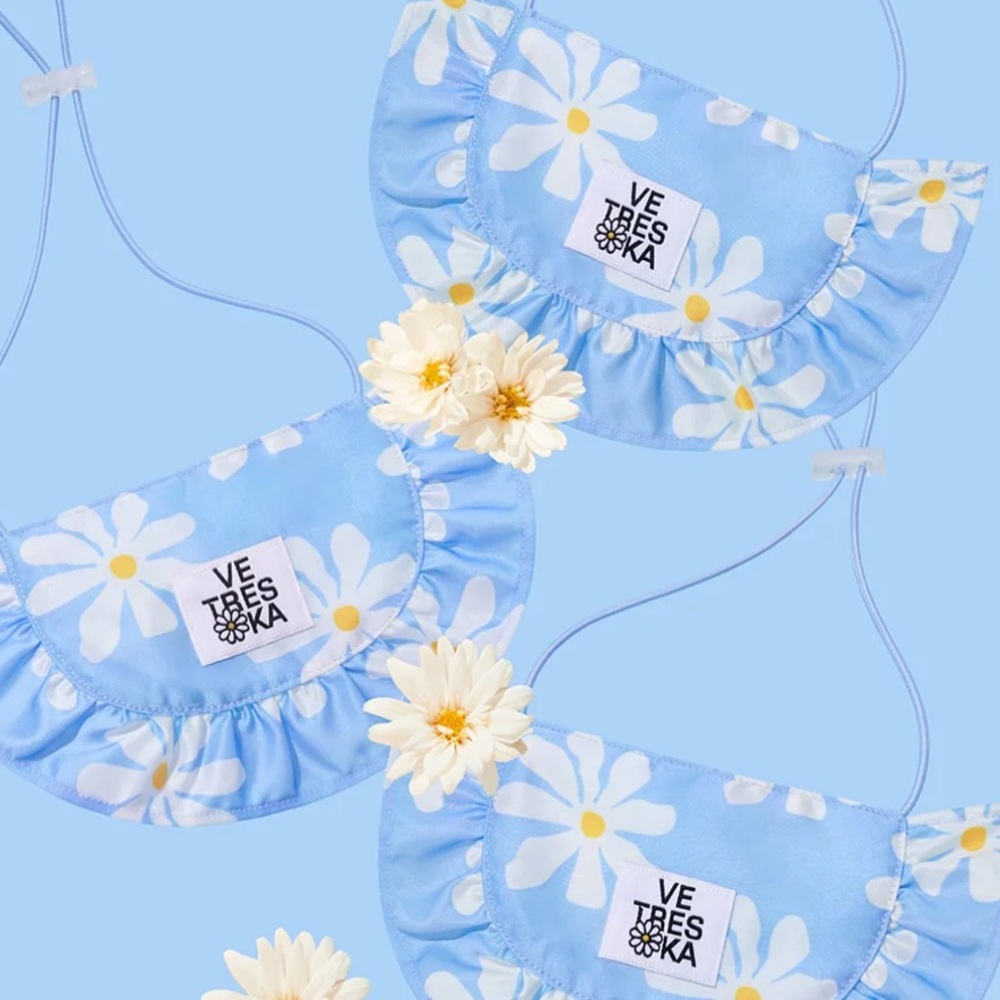 VETRESKA NYC DAISY PRINT BIB FOR DOGS OR CATS IN BLUE OS - Picture 2 of 5